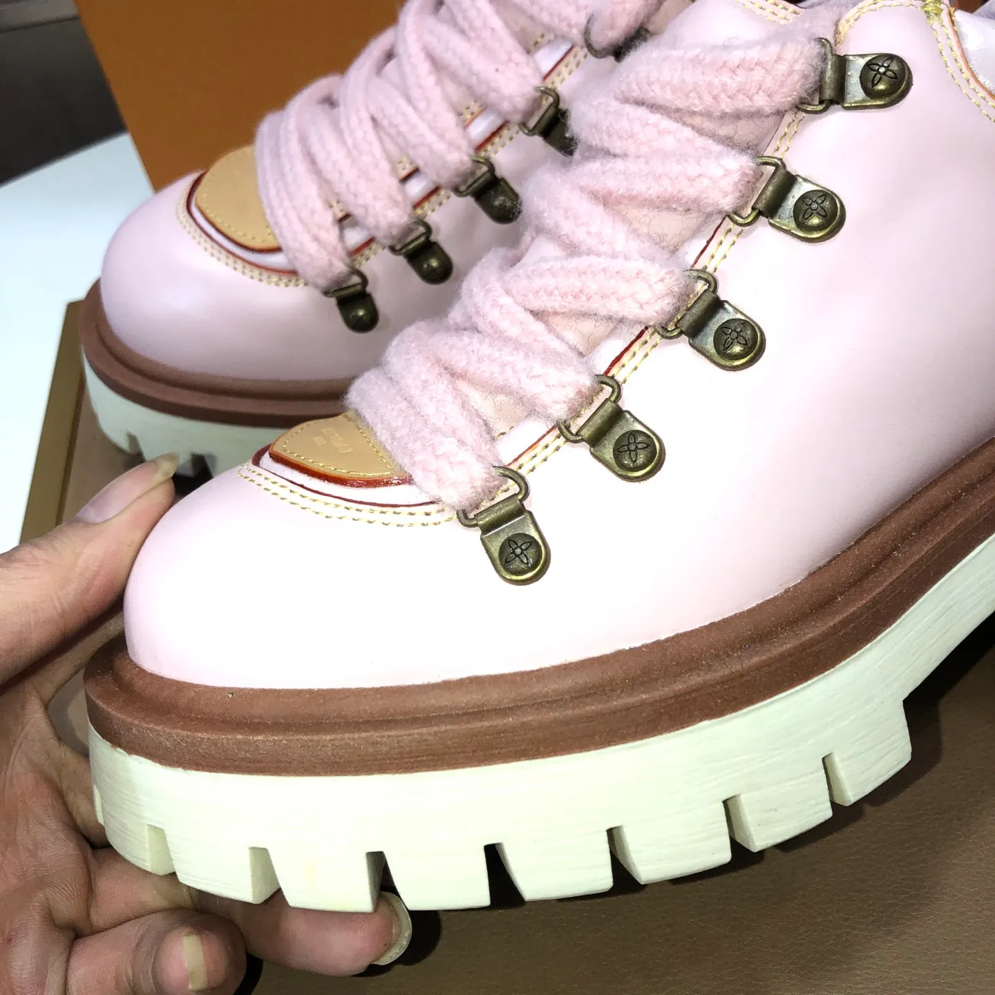 Men's shoes 💰660💰 LV Louis Vuitton 2025 autumn and winter new couple's new style, the original version is developed one to one, retro fashion, handsome and cool mountaineering derby shoes are out of stock 👍 💎 Material: imported first-layer cowhide 💎 Lining: imported lambskin 💎 Outsole: original molded TR non-slip sole 💎 Bottom height: 3.5cm 💎 Shoe size: 35-45 for both men and women